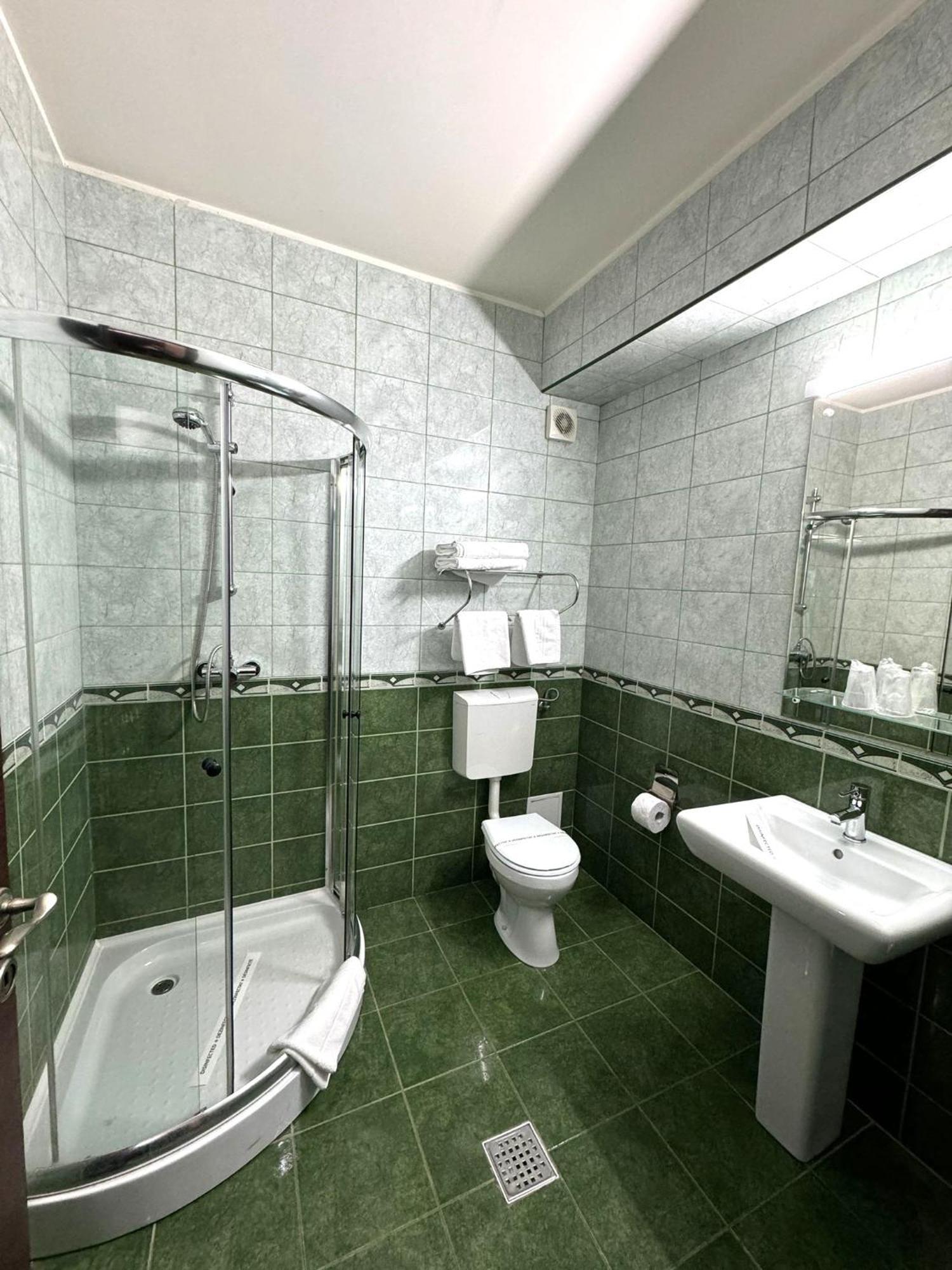 Hotel Yaky Center Питешти Экстерьер фото
