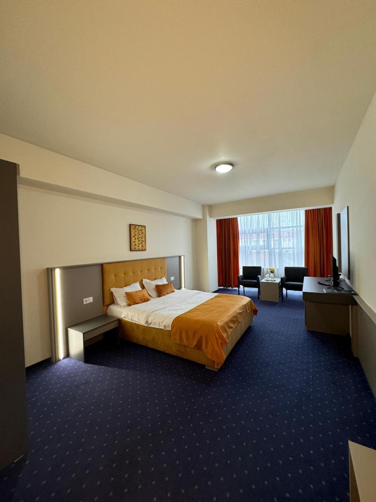 Hotel Yaky Center Питешти Экстерьер фото