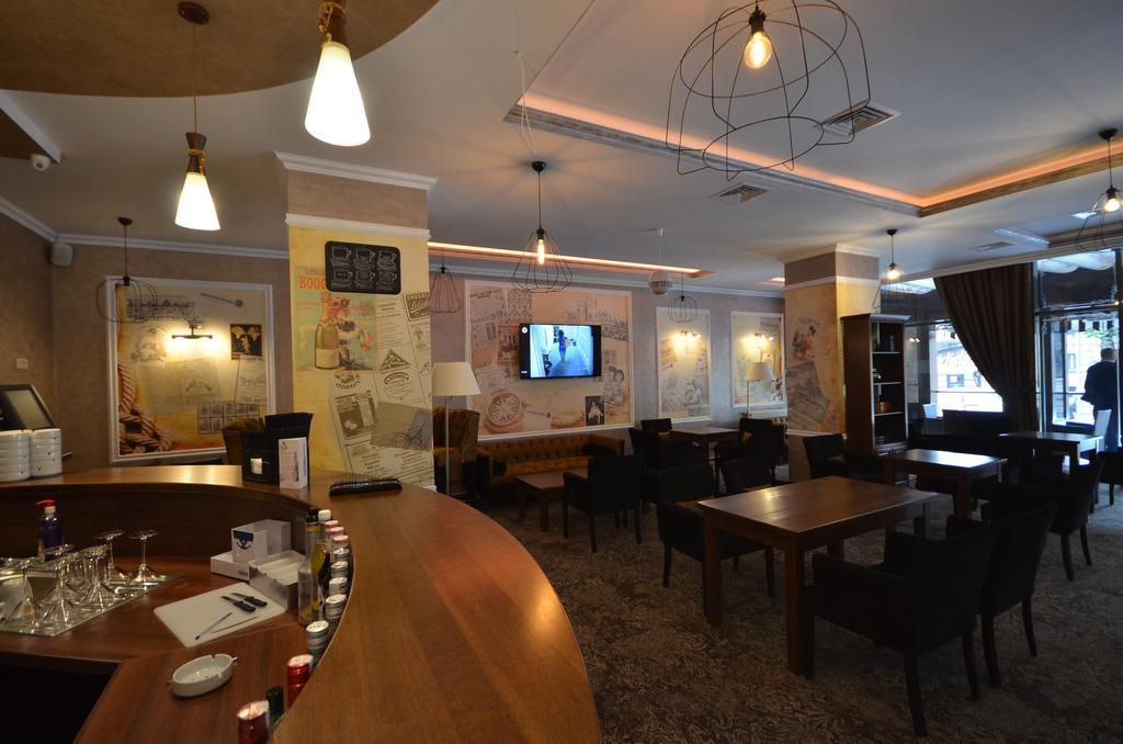 Hotel Yaky Center Питешти Экстерьер фото